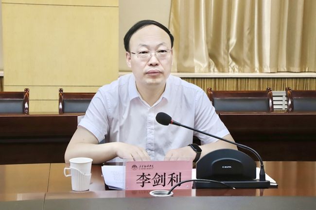 说明: https://www.xafy.edu.cn/__local/D/18/B3/AF3FAF68C2DBF540E7E0C447C27_5CEED13F_99E8.jpg